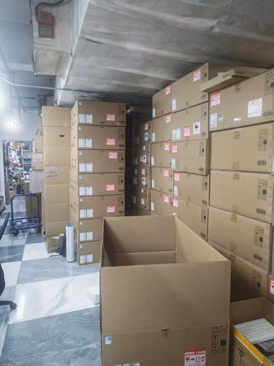 Qingzhi Computer warehouse, stacked server shipping boxes