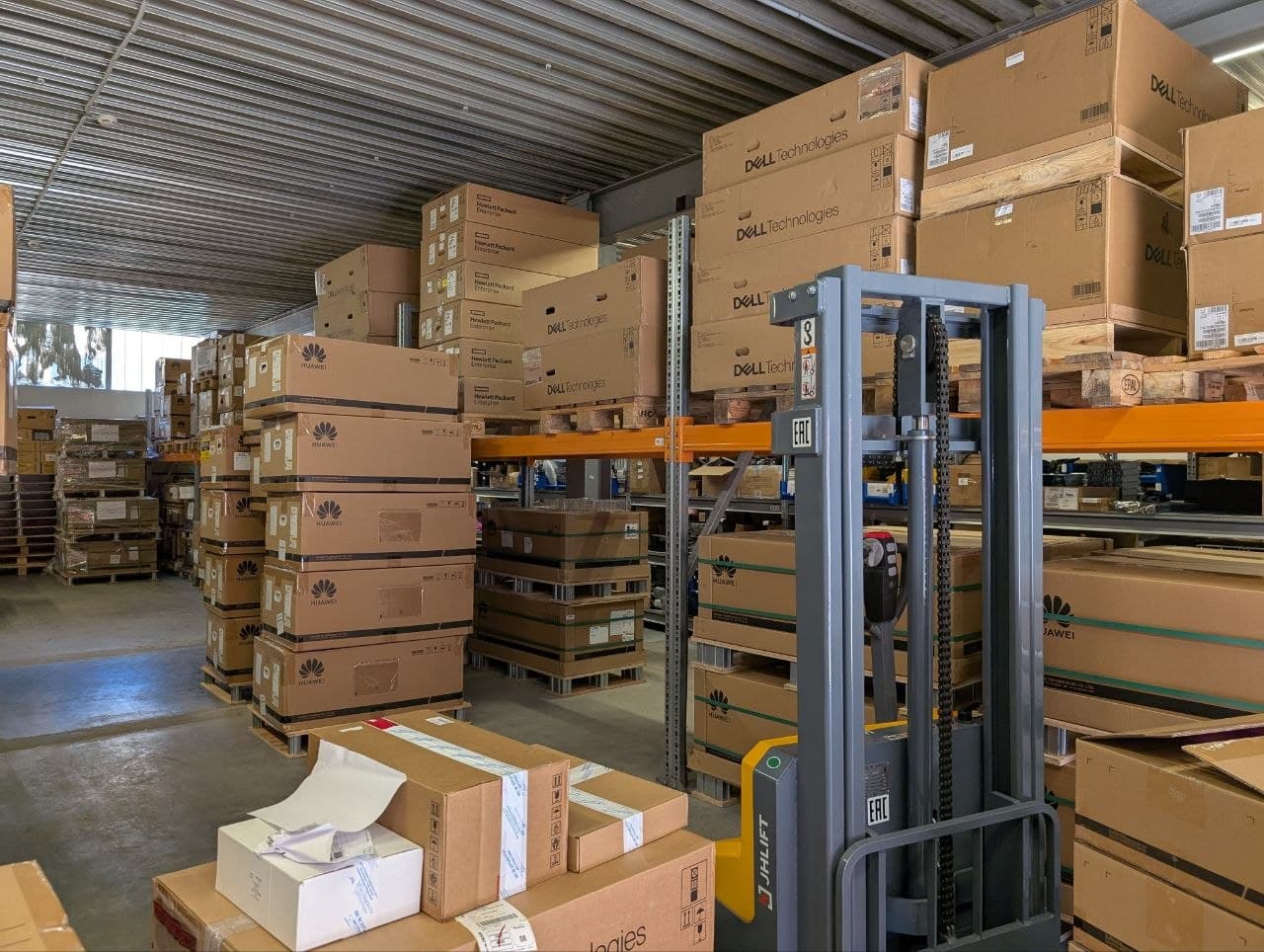Qingzhi Computer Warehouse - Dell, Huawei, Forklift