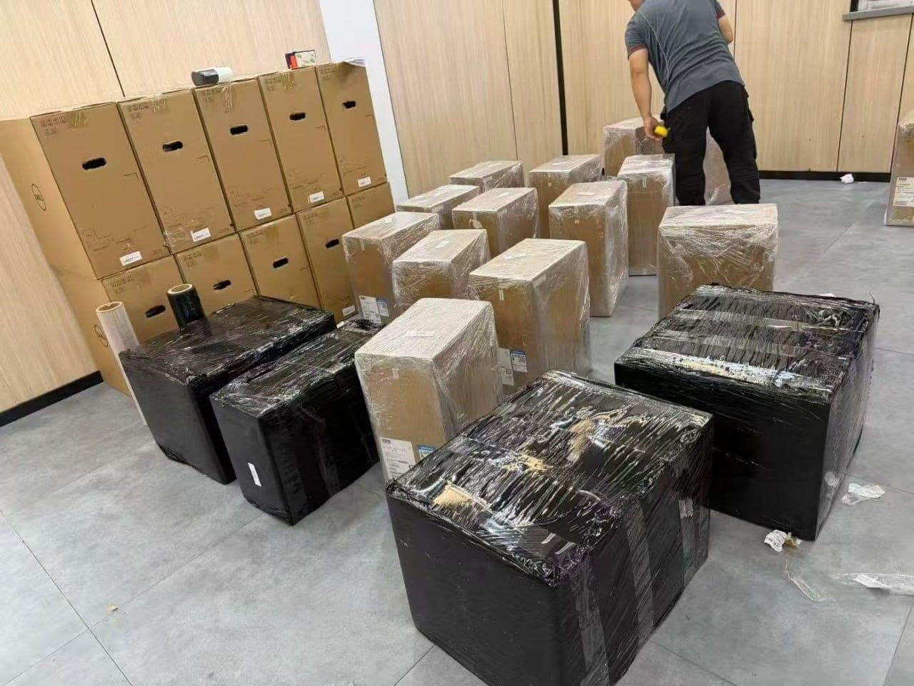Qingzhi Computer export packing station, shrink-wrapped shipments
